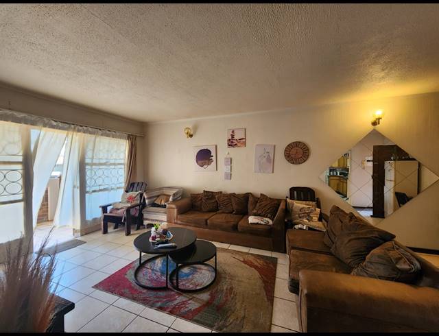 2 BEDROOM FLAT FOR SALE IN THREE RIVERS PROPER